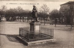 CPA Perigueux Place et Statue de Montaigne 