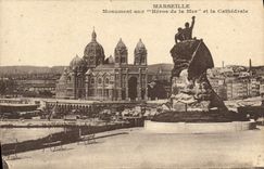 CPA Marseille Monument aux Heros de la Mer et la Cathedrale 