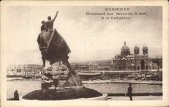 CPA Marseille Monument aux Heros de la mer et la Cathedrale 