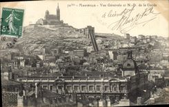 CPA Marseille Vue generale sur Norte Dame de la Garde 