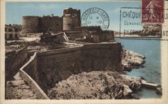 CPA Marseille le chateau d'If une vue generale du Donjon historique au loin les iles du Frioul 
