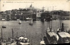 CPA Marseille le Vieux Port et N D de la Garde Bateaux