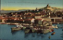 CPA Marseille vue sur Notre Dame de la Garde prise du Pont Transbordeur Bateaux