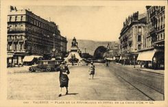 CPA Valence place de la Republique et hotel de la Croix d'Or 