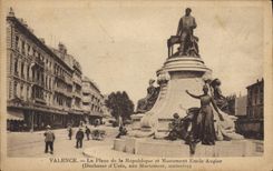 CPA Valence la place de la republique et Monument Emile Augier 