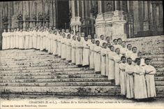 CPA Chartres Enfants de la Maitrise Notre Dame  sortant de la Cathedrale