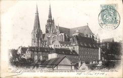 CPA Chartres La Cathedrale vue prise de la Porte Guilloune 
