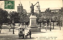 CPA Bordeaux Les Allies Damour La Statue de Vercingetorix Marchand de glaces
