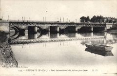 CPA Hendaye Pont international des pietons pour Irus