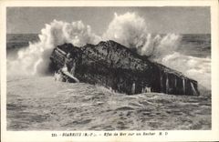 CPA Biarritz Effet de Mer sur un Rocher