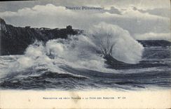 CPA  Biarritz Pittoresque Rencontre de deux Vagues a la Cote Des Basques