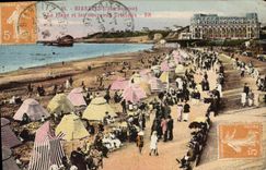 CPA Biarritz (Cote Basque) La Plage et les nouveaux Trotoirs