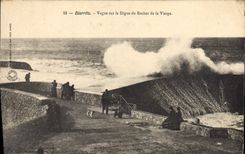 CPA Biarritz Vague sur la Digue du Rocher de la Vierge