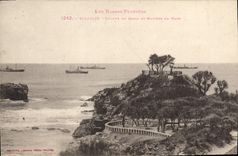 CPA Biarritz Les Basses Pyrenees Rocher du Basta et Navires en Rade