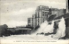CPA Biarritz Effet de Vague pendant la Tempete en face de l'Hotel d'Angleterre
