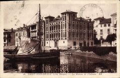 CPA Saint Jean de Luz (Cote Basque) La Maison de l'Infante Bateau