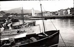 CPM Saint Jean de Luz Le Port au fond le Phare de Ciboure et la Rhune Bateaux