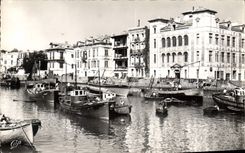 CPM Saint Jean de Luz Le Port et Maison de L'Infante Bateaux