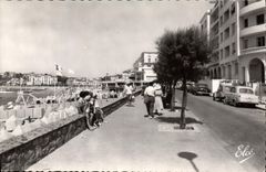 CPM Saint Jean de Luz (Basses Pyrenees) La Promenade et la Plage