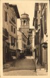 CPA Saint Jean de Luz Rue Saint Jean et le Clocher de l'Eglise