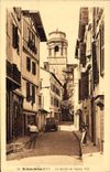 CPA Saint Jean de Luz Rue Saint Jean et le Clocher de l'Eglise