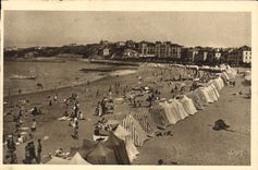 CPA Saint Jean de Luz ( Basses Pyrenees) La Plage et la Pointe Sainte Barbe