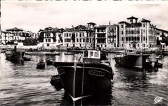 CPM Saint Jean de Luz le Port Bateaux
