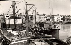 CPM Saint Jean de Luz Port et Maison de l'Infante Bateaux de peche