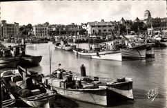 CPMA Saint Jean de Luz  (Basses Pyrenees) Le Port apres la rentree des chalutiers a gauche la Maison