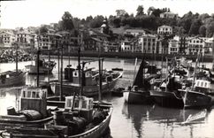 CPM Saint Jean de Luz Le Port des Pecheurs et vue sur Ciboure Bateaux