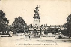 CPA Lyon Place Carnot Monument de la Republique