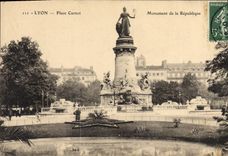 CPA Lyon Place Carnot Monument de la Republique