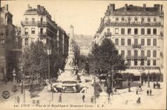 CPA Lyon Place de la Republique et Monument Carnot