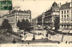 CPA Lyon Place de la Republique et Rue du President Carnot Tramway