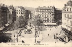 CPA Lyon Place de la Republique Le Monument Carnot