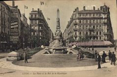 CPA Lyon La Place et la Rue de la Republique