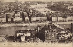 CPA Lyon La Cathedrale et la Place prises de l'Ascenseur de la Tour de Fourviere