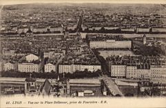 CPA Lyon Vue sur la Place Bellecour prise de Fourviere