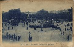 CPA Lyon Place Carnot et Statue de la Republique Tramway