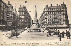 CPA Lyon La Place et la Rue de la Republique