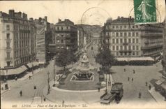 CPA Lyon Place et Rue de la Republique