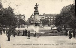 CPA Lyon Place Carnot Monument de la Republique