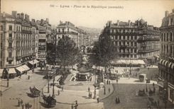 CPA Lyon Place de la Republique (ensemble) Tramway