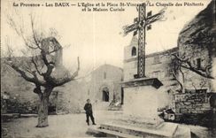 CPA La Provence Les Baux Eglise et la Place St Vincent La chapelle des Penitents et la maison curial