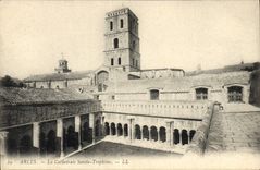 CPA Arles La Cathedrale Sainte Trophime