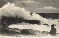 CPA Biarritz Artistique Vague sur la Digue du Rocher de la Vierge pendant la tempete 