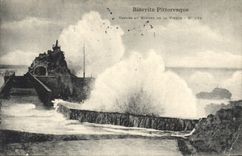 CPA Biarritz Pittoresque Vagues au Rocher de la Vierge 