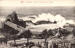 CPA Biarritz vague Au Rochers de la Vierge 