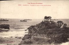 CPA Les Basses Pyrenees Biarritz Rocher du Basta et Navires en Rade Bateaux