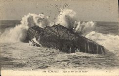 CPA Biarritz Effet de Mer sur un Rocher 